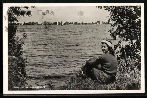 AK Loosdrecht, Frau sitzt am Ufer