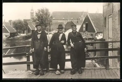 AK Volendam, Ortspartie mit drei Holländern