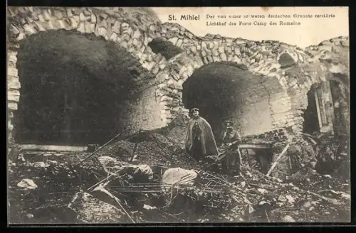 AK St. Mihiel, Durch deutsche Granate zerstörter Lichthof des Forts Camp des Raomains, Soldaten in Uniform