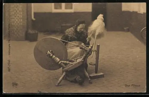 AK Belgische Frau in Tracht bei der Arbeit an einem Spinnrad