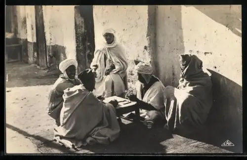 AK Une partie de dominos, Araber spielen gemeinsam eine Runde Domino