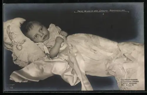 AK Prinz Wilhelm, der jüngste Hohenzoller, im Nachthemd