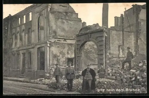 AK Lille, Soldaten vor einem abgebrannten Haus