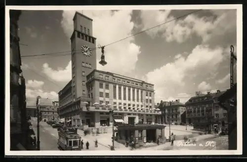 AK Gablonz a. M., Strassenbahn passiert neues Rathaus