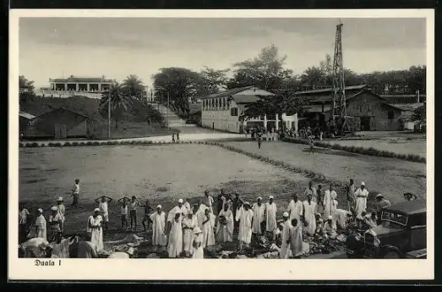AK Duala, Ansammlung von Menschen auf einem Platz