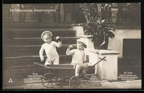 AK Prinz Louis Ferdinand und Prinz Wilhelm von Preussen spielen mit einem Handwagen
