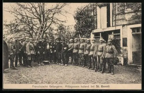 AK Saint-Benoit, Französische Kriegsgefangene Mittagessen holend