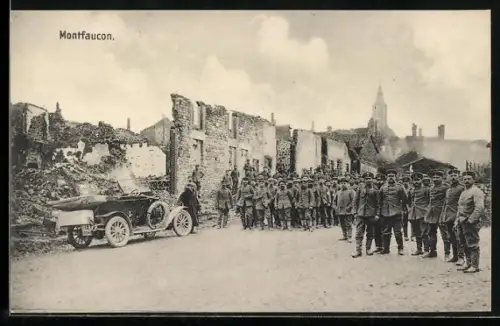 AK Montfaucon, Deutsche Besetzung, Auto mit Kennzeichen IZ-3041, deutsche Soldaten zwischen Trümmern und Ruinen