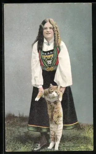 AK Norwegisches Mädchen in Tracht mit Katze