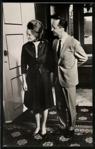 AK Soestdijk, H. K. H. Prinses Irene en Z. K. H. Don Carlos von den Niederlanden in de hal van het Paleis