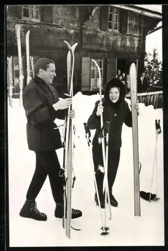 AK Gstaat, Königspaar von den Niederlanden mit Skiern