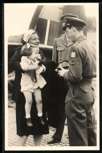 AK Aankomst Prinselijk gezin von den Niederlanden op Vliegveld Teuge Augustus, 1945