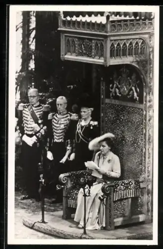 AK 's-Gravenhage, H. M. Konigin Julian tijdens de troonrede in de Ridderzaal 1952