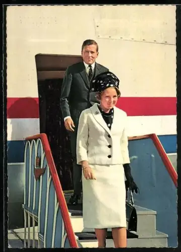 AK Leeuwarden, Prinses Beatrix von den Niederlanden en de Heer Claus von Amsberg tijdens de aankomst op de vliegbasis
