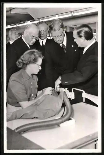 AK Fran H. M. Konungens von den Niederlanden besök i Algots-fabrikerna, 1951
