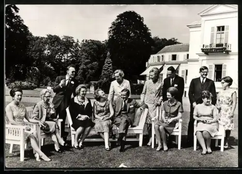 AK Verloving H. K. H. Prinses Beatrix von den Niederlanden met de Heer Claus von Amsberg