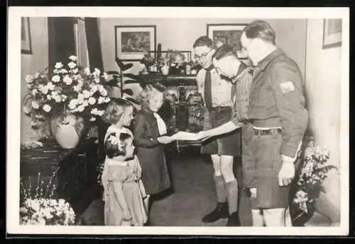 AK Pfadfinder überreichen der Prinzessin Marijke von den Niederlanden eine Ehrenurkunde