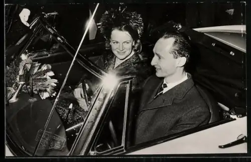 AK Amsterdam, H. K. H. Prinses Irene en Z. K. H. Don Carlos von den Niederlanden op weg van Schiphol