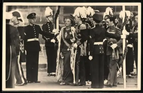 AK H. M. Koningin Juliana von den Niederlanden verlaat de Nieuwe Kerk na de eedsaflegging