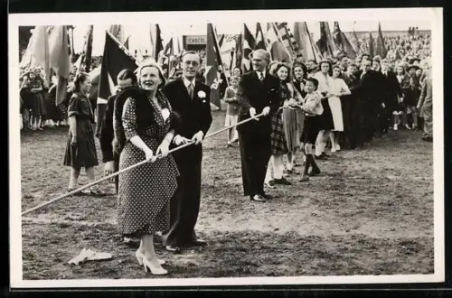 AK Rotterdam, Sparta-Stadion, Königin Juliana von den Niederlanden und Prinz Bernhard beim Tauziehen