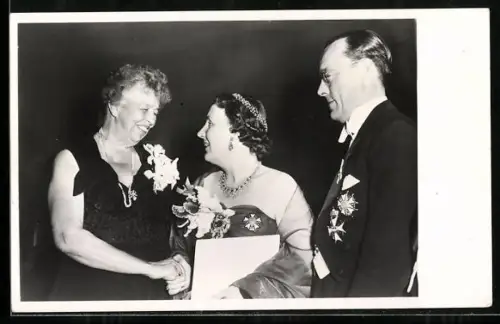 AK New York, H. M. Koningin Juliana en Z. K. H. Prins Bernhard von den Niederlanden begroeten Mevr. Roosevelt 1952