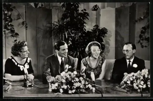 AK Televiste uitzending bij verloving van Prises Beatrix von den Niederlanden met Claus von Amsberg, 1965