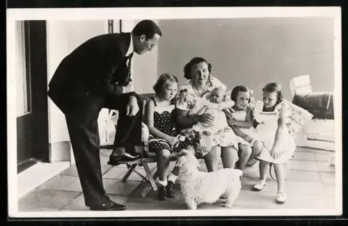 AK Na de thuiskomst van Prinses Marijke von den Niederlanden poseerda de Prinselijke Familie voor onze fotograaf, 1947