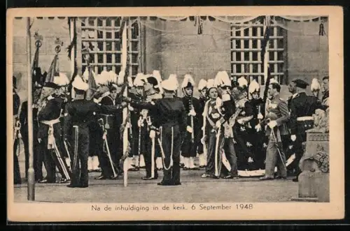 AK Na de inhuldiging in de kerk, Königliches Paar von den Niederlanden 1948