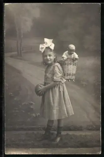 Foto-AK Gertrud mit ihrer Puppe und einem Ball
