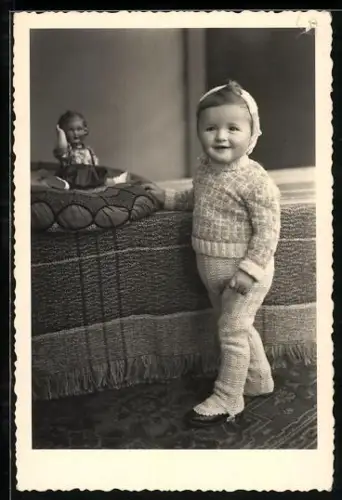 Foto-AK Kleines Kind spielt mit seiner Puppe