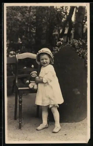 AK Kleines Mädchen spielt mit seiner Puppe