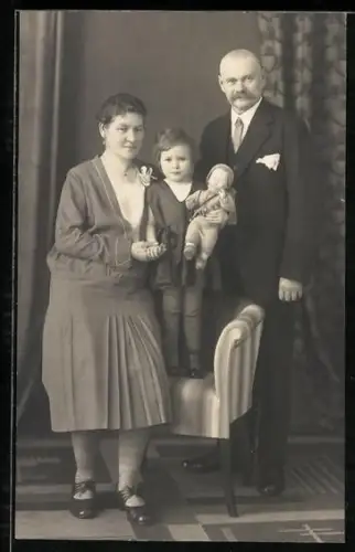 Foto-AK Ehepaar und Mädchen mit Puppe