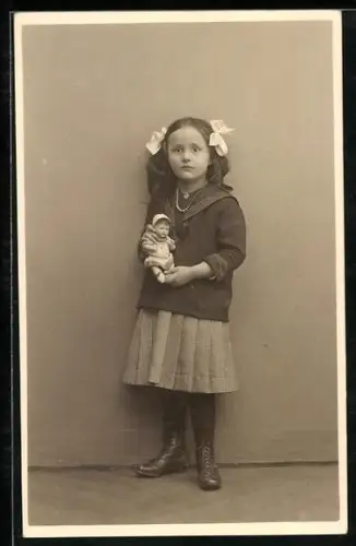 Foto-AK Mädchen in Matrosenbluse mit Puppe