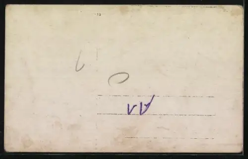 Foto-AK Familie und Mädchen mit Puppe am Gartentisch