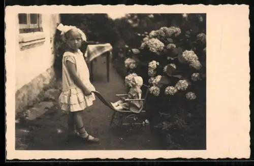 Foto-AK Kleines Mädchen mit Puppe im Puppenwagen