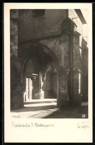 AK Braunau a. I., Am Kirchenportal