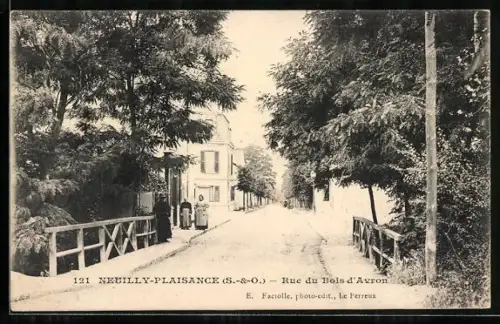 AK Neuilly-Plaisance, Rue du Bois d`Avron avec pont et arbres