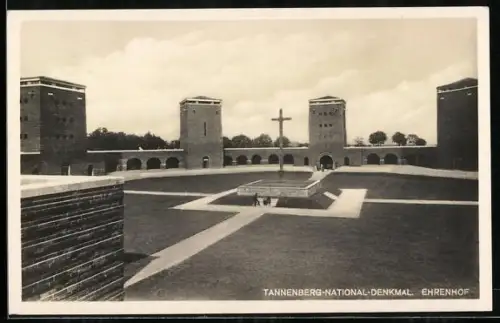 AK Hohenstein, Ehrenhof vom Tannenberg-National-Denkmal