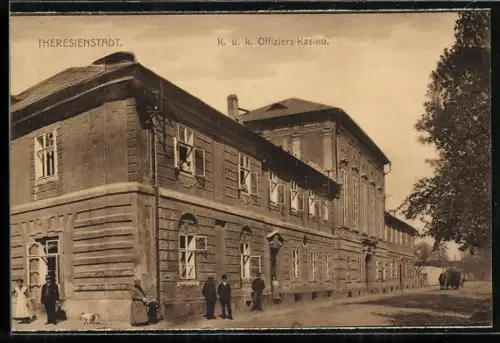 AK Theresienstadt / Terezin, K. u. k. Offiziers-Kasino im Sonnenschein