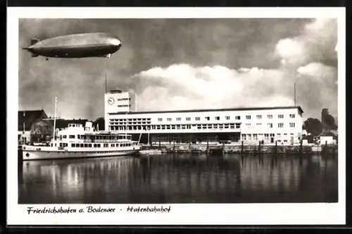 AK Friedrichshafen, Hafenbahnhof mit Überflug eines Zeppelins