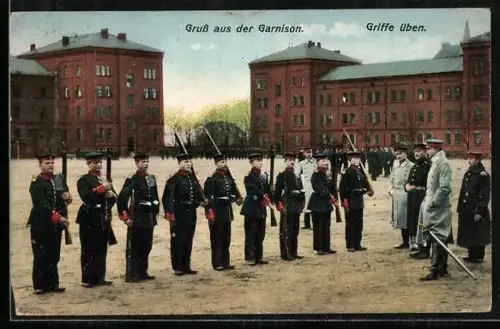 AK Gruss aus der Garnison, Rekruten bei Griffe üben