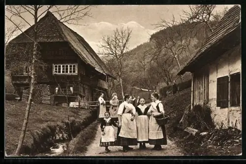 AK Wolfach, Frauen vor Schwarzwälder Bauernhaus