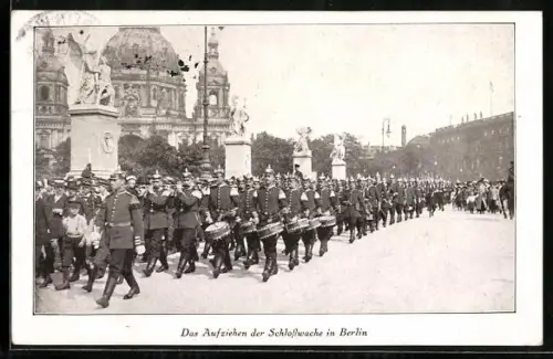 AK Berlin, Aufziehen der Schlosswache, Musikkapelle, Trommler, Am Dom