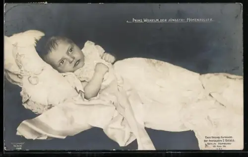 AK Prinz Wilhelm, der jüngste Hohenzoller, im Nachthemd