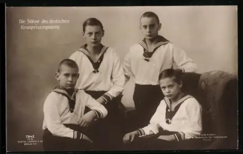 AK Söhne des Kronprinz Wilhelm von Preussen posieren im Matrosenanzug
