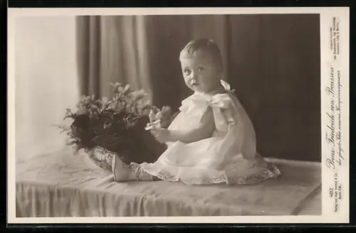 AK Prinz Friedrich Georg in jungen Jahren mit einer Blume in der Hand