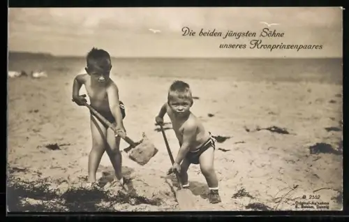 AK Die beiden jüngsten Söhne unseres Kronprinzenpaares am Strand
