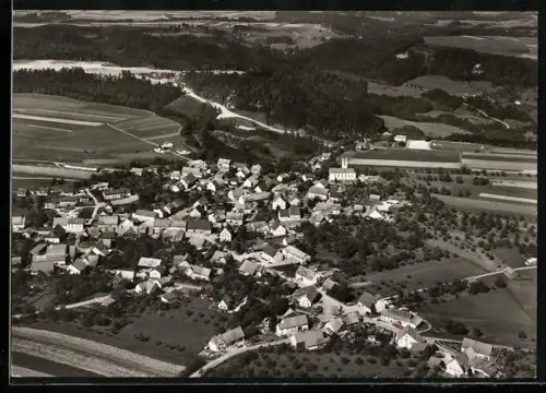 AK Ewattingen /Schwarzwald, Luftaufnahme des Ortes mit Kirche und umliegender Landschaft