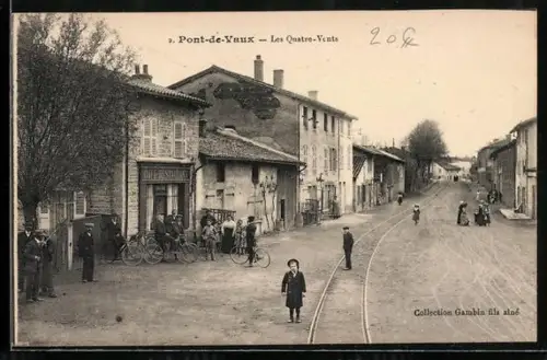 AK Pont-de-Vaux, Les Quatre-Vents avec villageois et vélos sur la route