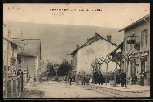 AK Artemare, Entrée de la Ville mit Strassenszene und Passanten